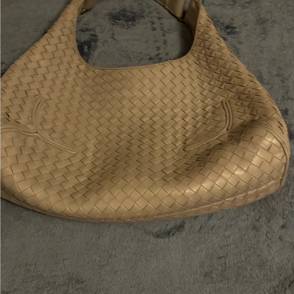 Bottega Veneta Cream Hobo Bag with Woven Leather and Curved Design - Picture 12 of 16
